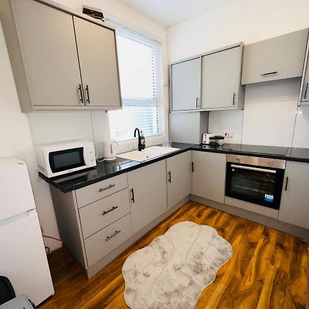 Newley Refurbished One Bedroom Flat Newport Beach Exterior foto
