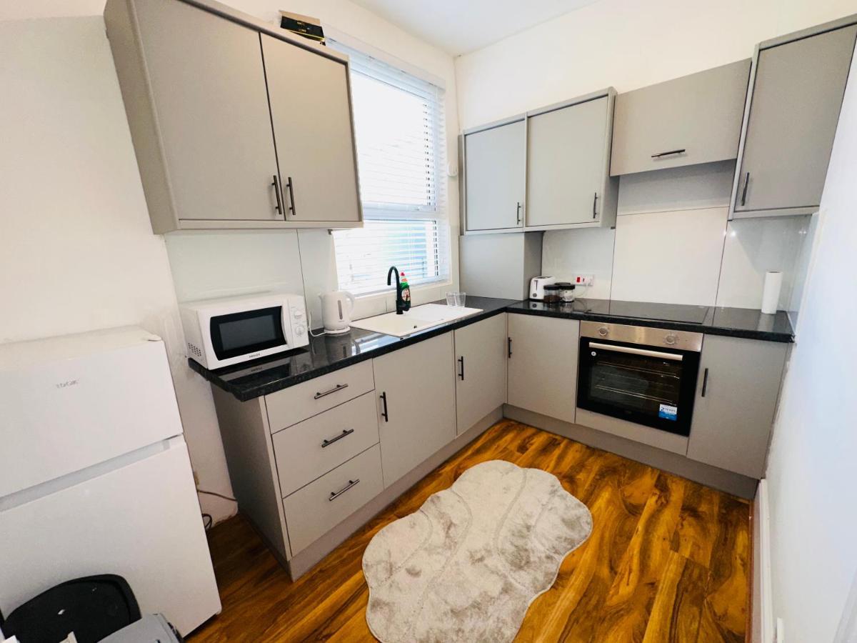 Newley Refurbished One Bedroom Flat Newport Beach Exterior foto