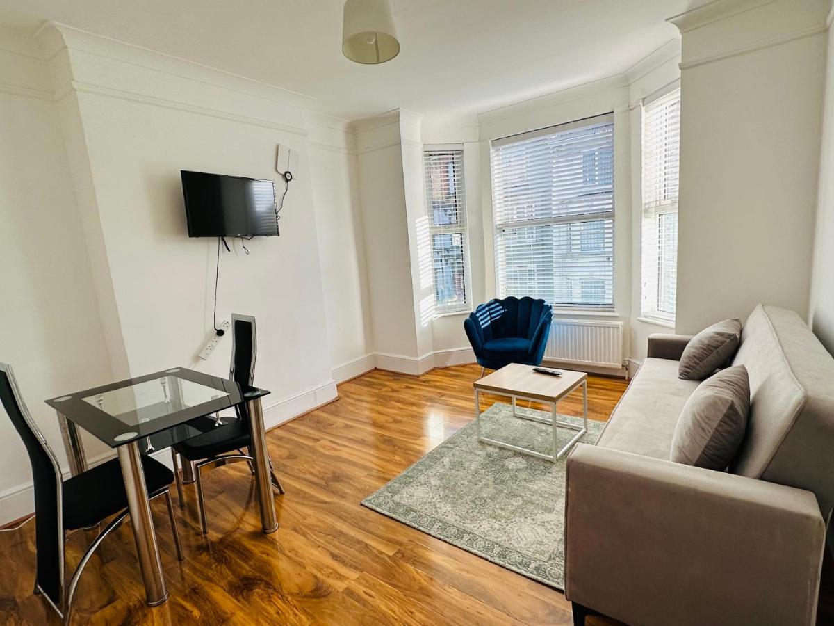 Newley Refurbished One Bedroom Flat Newport Beach Exterior foto